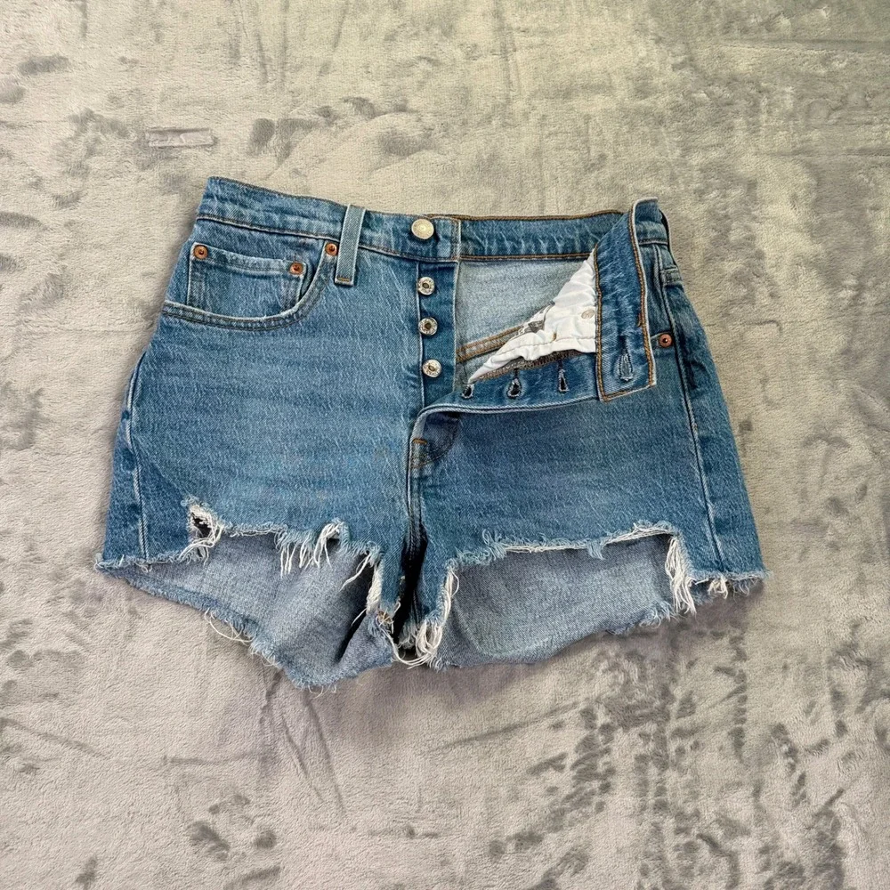 Levis 501 Original High Rise Denim Shorts Medium Wash Cut Off Size 26 56327-0251